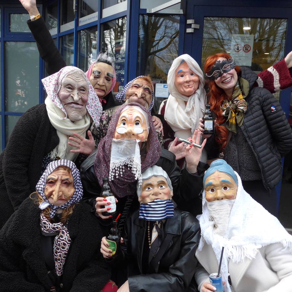 Altweiber 2026 in Rheinberg: Hausmeister Krause hatte keine Chance gegen die Möhnen