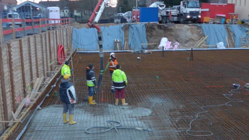 Erweiterung des Rheinberger Gymnasiums: Bodenplatte für den „Science Cube“ wird gegossen