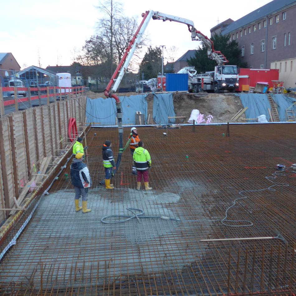 Erweiterung des Rheinberger Gymnasiums: Bodenplatte für den „Science Cube“ wird gegossen