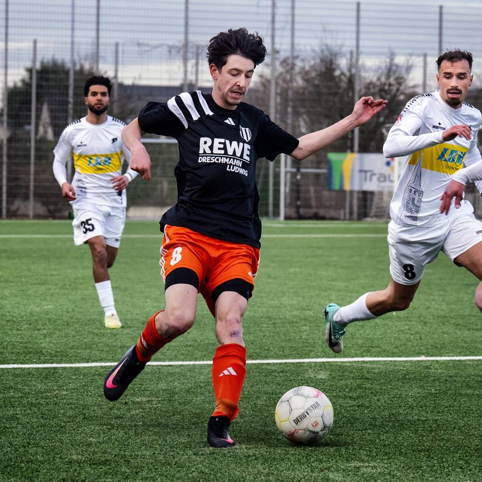 Derby zum Rückrunden-Start: Diskussionen um ein Handspiel im Lokalduell