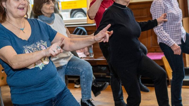 Senioren im Zentrum Plus Holthausen : Von Country bis Pop – gemeinsam in der Reihe tanzen