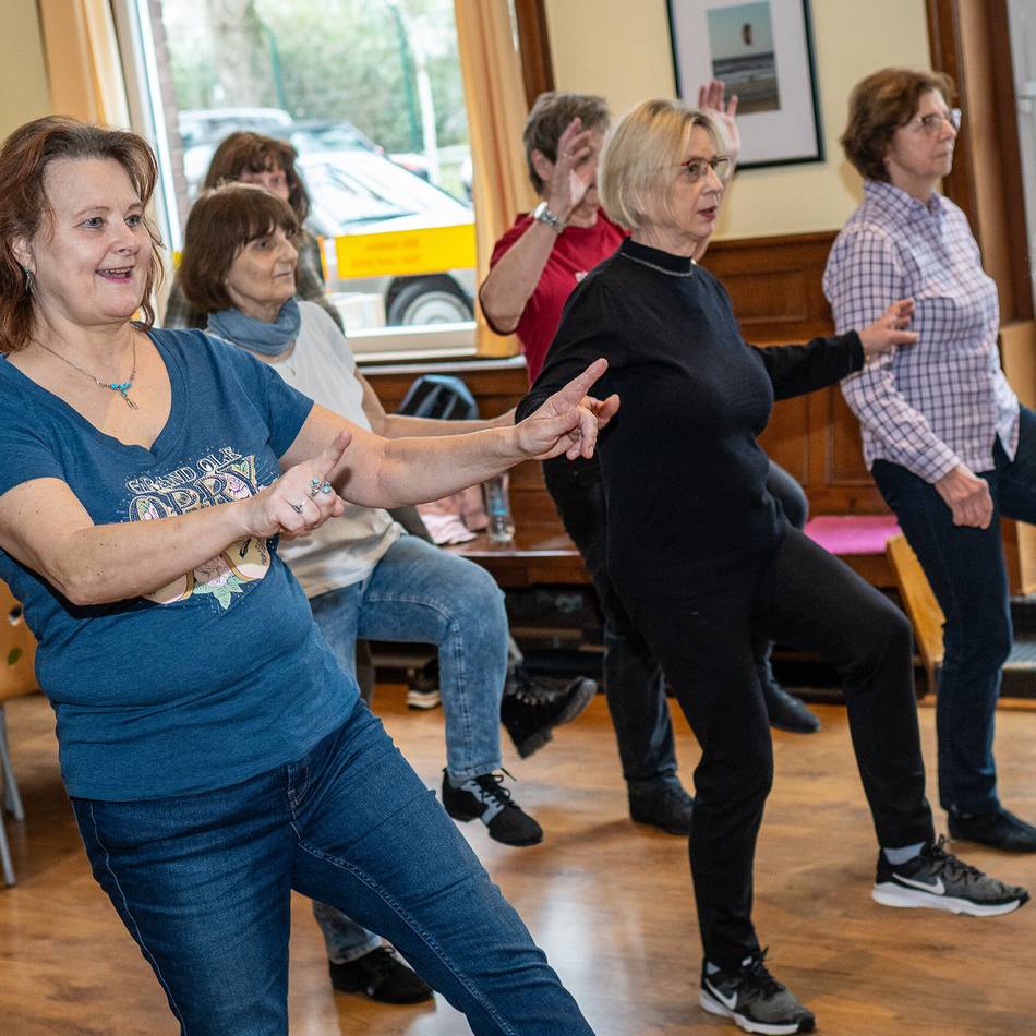 Senioren im Zentrum Plus Holthausen : Von Country bis Pop – gemeinsam in der Reihe tanzen