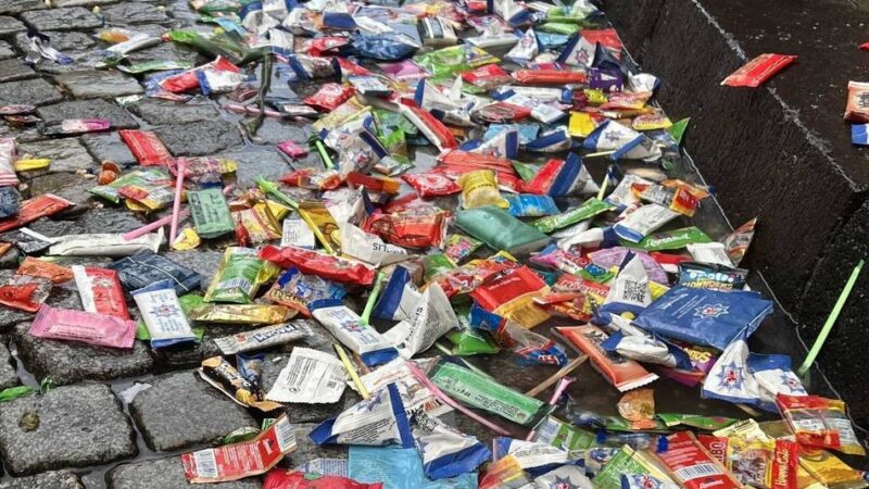 Rosenmontag in Düsseldorf: Hier liegen viele Kamelle im Regen – was damit jetzt passiert