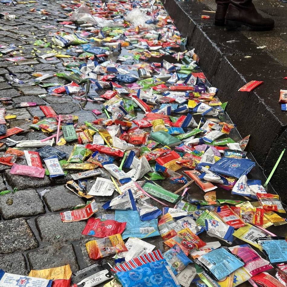 Rosenmontag in Düsseldorf: Hier liegen viele Kamelle im Regen – was damit jetzt passiert