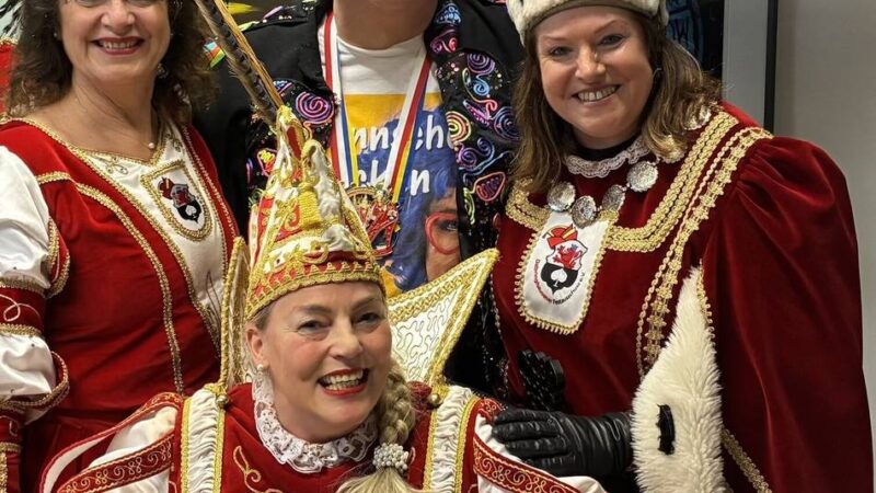 Karneval 2026 in Wermelskirchen: Dreigestirn erobert das Rathaus im Sturm
