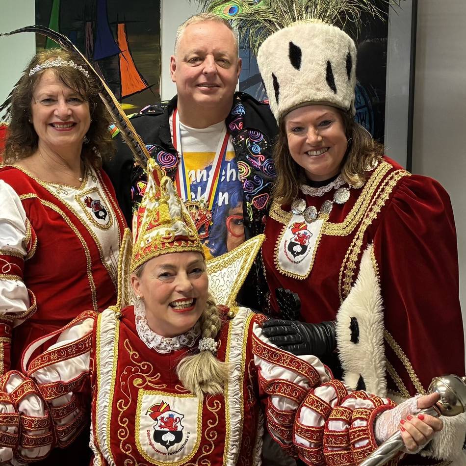 Karneval 2026 in Wermelskirchen: Dreigestirn erobert das Rathaus im Sturm