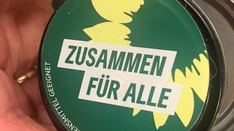 Aktion des Willicher Ortsverbandes: Grüne verschenken Aschenbecher für die Tasche