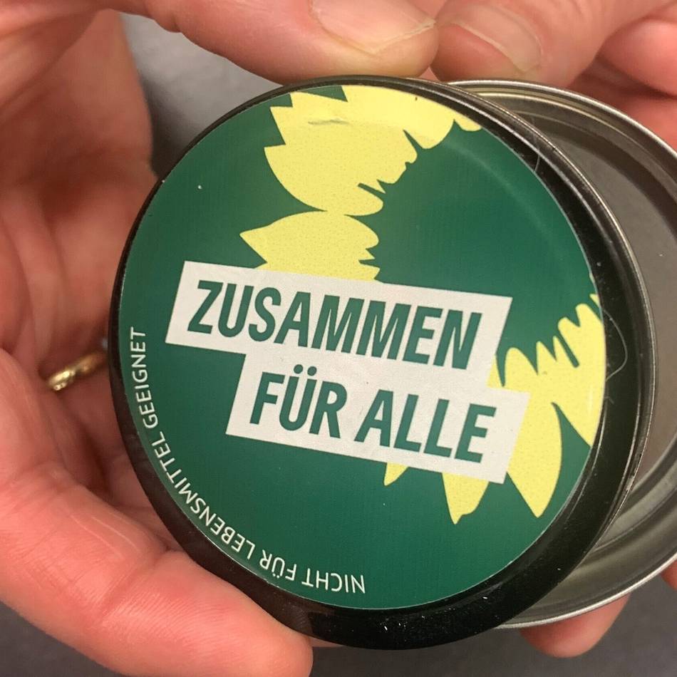 Aktion des Willicher Ortsverbandes: Grüne verschenken Aschenbecher für die Tasche