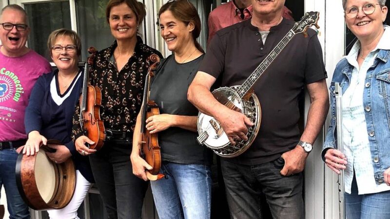 „Seamróg“ spielt im Hückeswagener Haus Zach: Auf Musik-Tour nach Irland mit sieben „Kleeblättern“