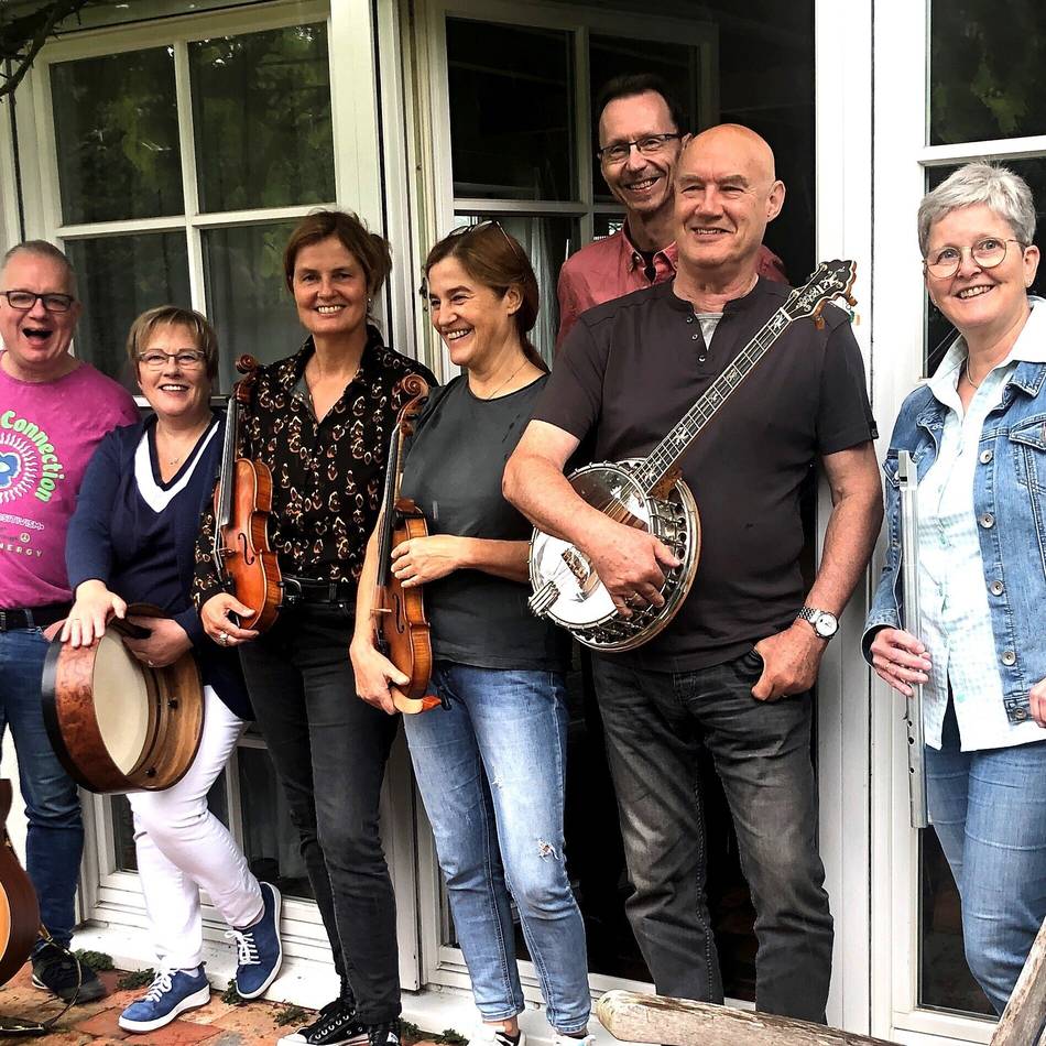 „Seamróg“ spielt im Hückeswagener Haus Zach: Auf Musik-Tour nach Irland mit sieben „Kleeblättern“
