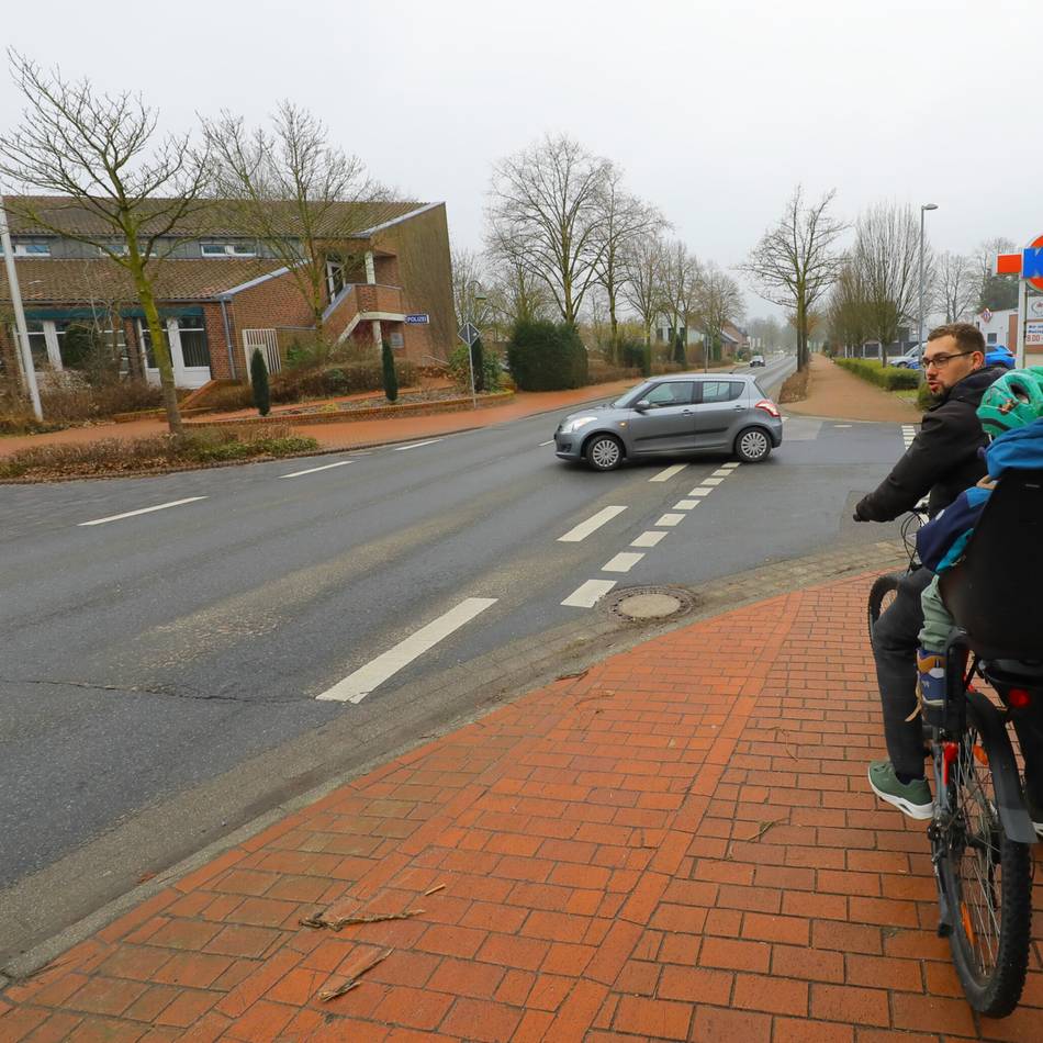 Auf Höhe Rathaus und Supermarkt: Tempo-Kontrollen auf der Balberger Straße in Sonsbeck