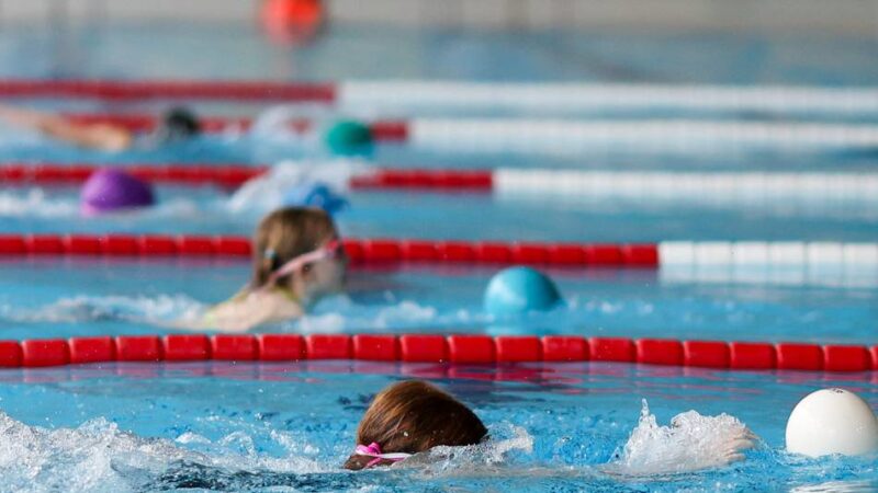„Am Ende gewinnen hier alle“: Ein Schwimmfest mit Lerneffekt für Gladbacher Grundschüler