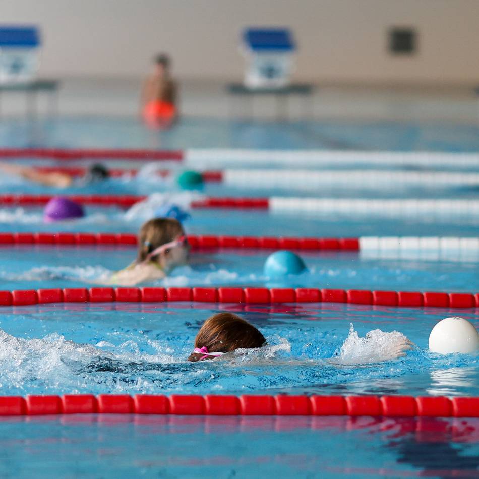 „Am Ende gewinnen hier alle“: Ein Schwimmfest mit Lerneffekt für Gladbacher Grundschüler