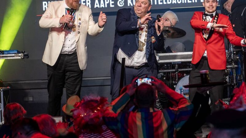 Karneval in Düsseldorf: 450 Jecke aus drei Vereinen feierten im Henkel-Saal