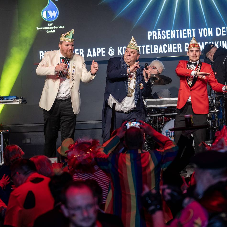 Karneval in Düsseldorf: 450 Jecke aus drei Vereinen feierten im Henkel-Saal