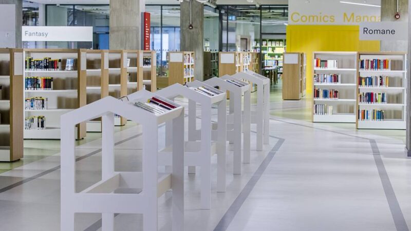 Verfahren in Düsseldorf: „Harmloses Verhalten als Bedrohung wahrgenommen“ – Frau nach Messerangriff in Bibliothek verurteilt