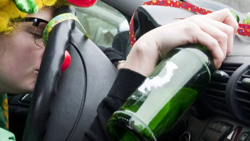 Autofahren an Karneval: Ohne Alkohol und Kostüm ans Steuer