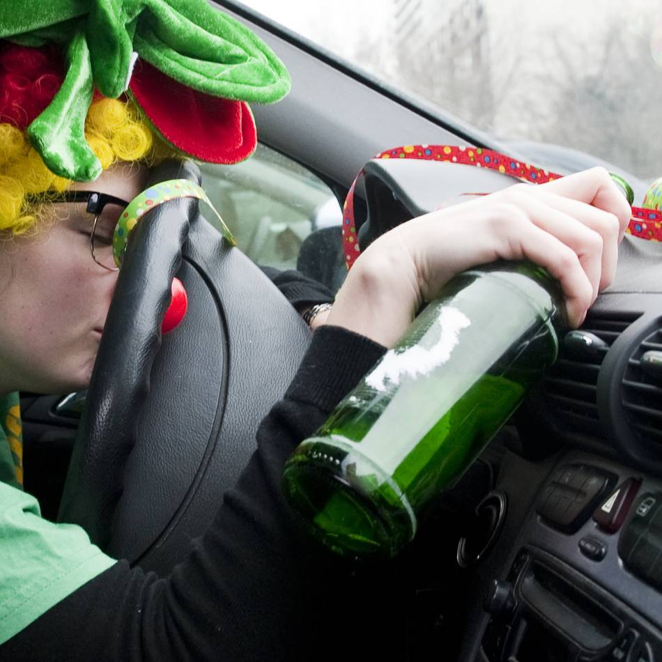 Autofahren an Karneval: Ohne Alkohol und Kostüm ans Steuer