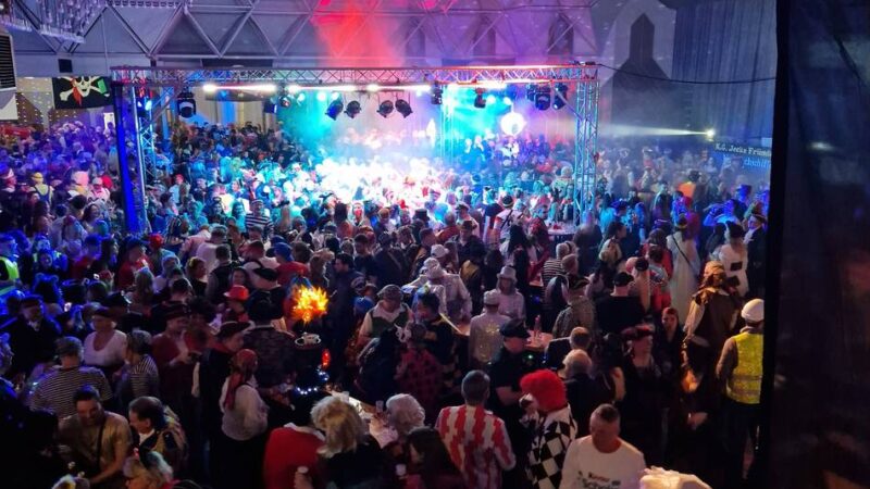 Seeräuberball in Hilden: 2000 feiern in der Stadthalle