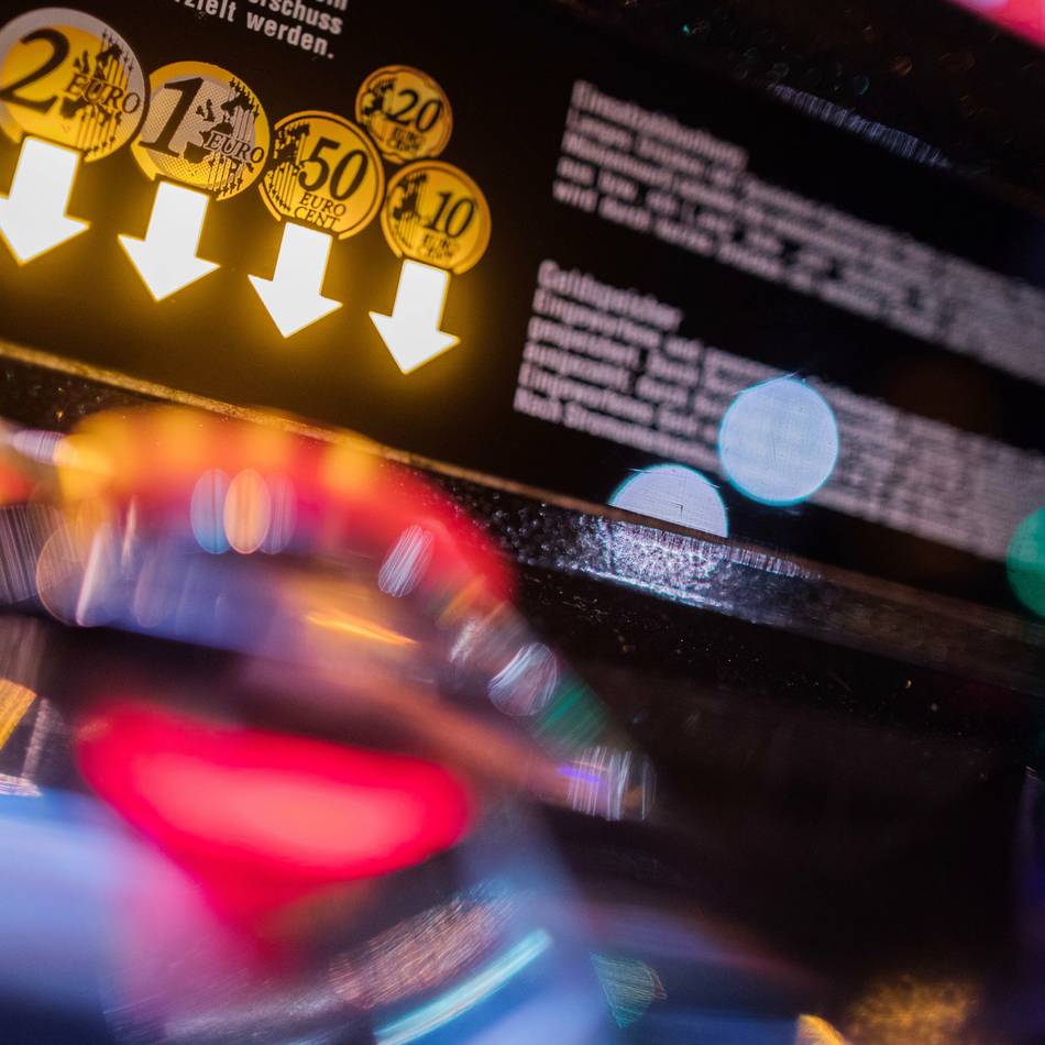 Polizei in Kleve: Einbrecher stehlen Spielautomat aus Imbiss – und werden dabei gefilmt