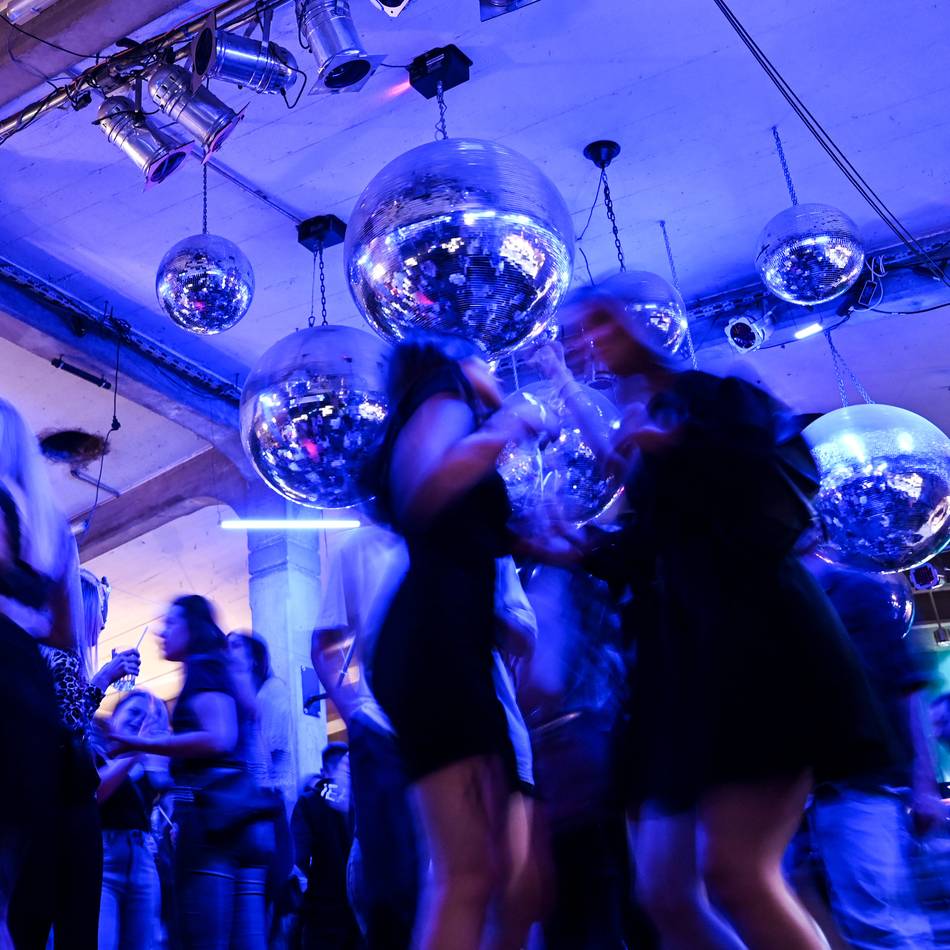 Dozent in Hilden/Haan gibt Tipps gegen Tanz-Scham: Tanzfläche? „Weg hier, so schnell wie möglich“