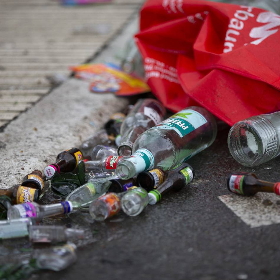 Bilanz zu Karneval in Grevenbroich: Glasverbot vielfach ignoriert, OSD bittet etliche „Wildpinkler“ zur Kasse