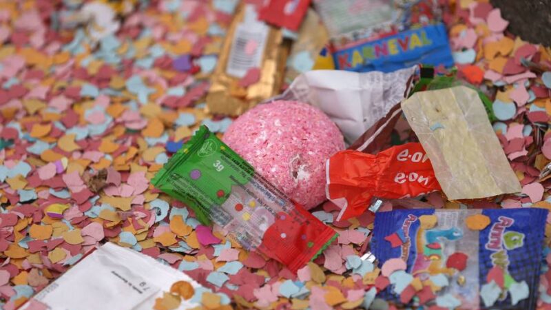 Straßenkarneval in Düsseldorf 2026: Toiletten, Glas, Sicherheit – und wie teuer Wildpinkeln wird