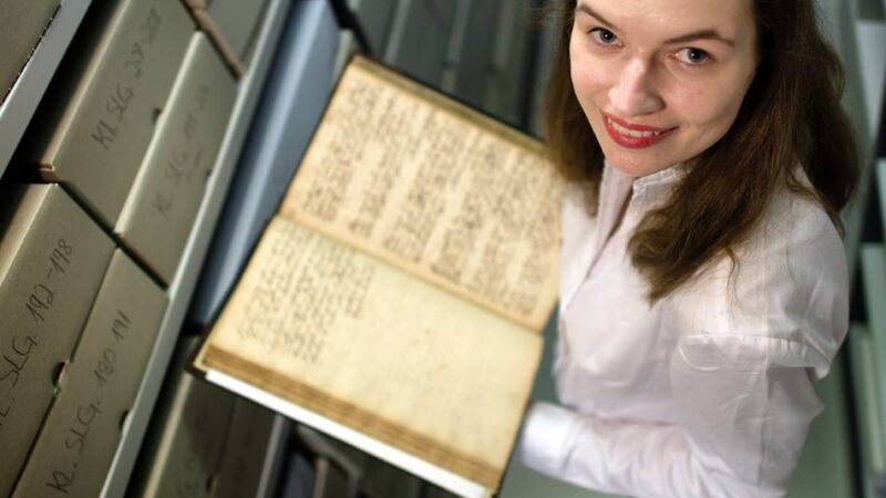 Platzmangel und Schimmel:  Stadtarchiv im Monheimer Rathauskeller muss umziehen