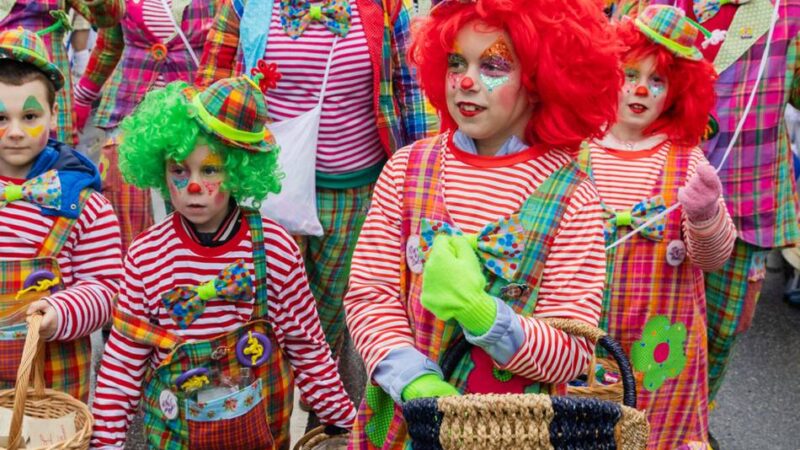 Trotz Dauerregen: Tausende Zuschauer beim Rosenmontagszug in Erkelenz