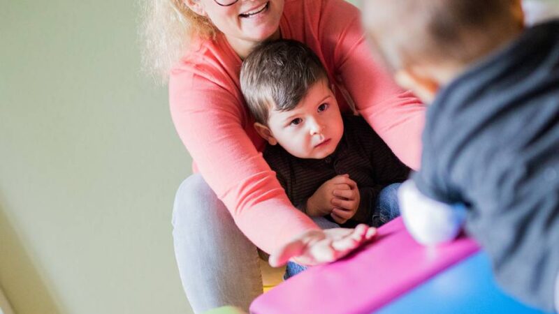 Tagespflegeeltern in Not: Tagesmütter beklagen verspätete Zahlungen