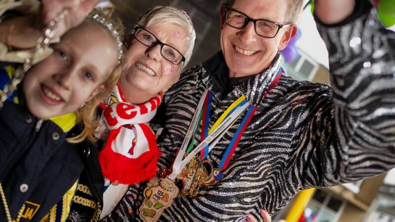 Karneval in Langenfeld: Regina I. und Hanna I. erobern den Rathausschlüssel vom Bürgermeister