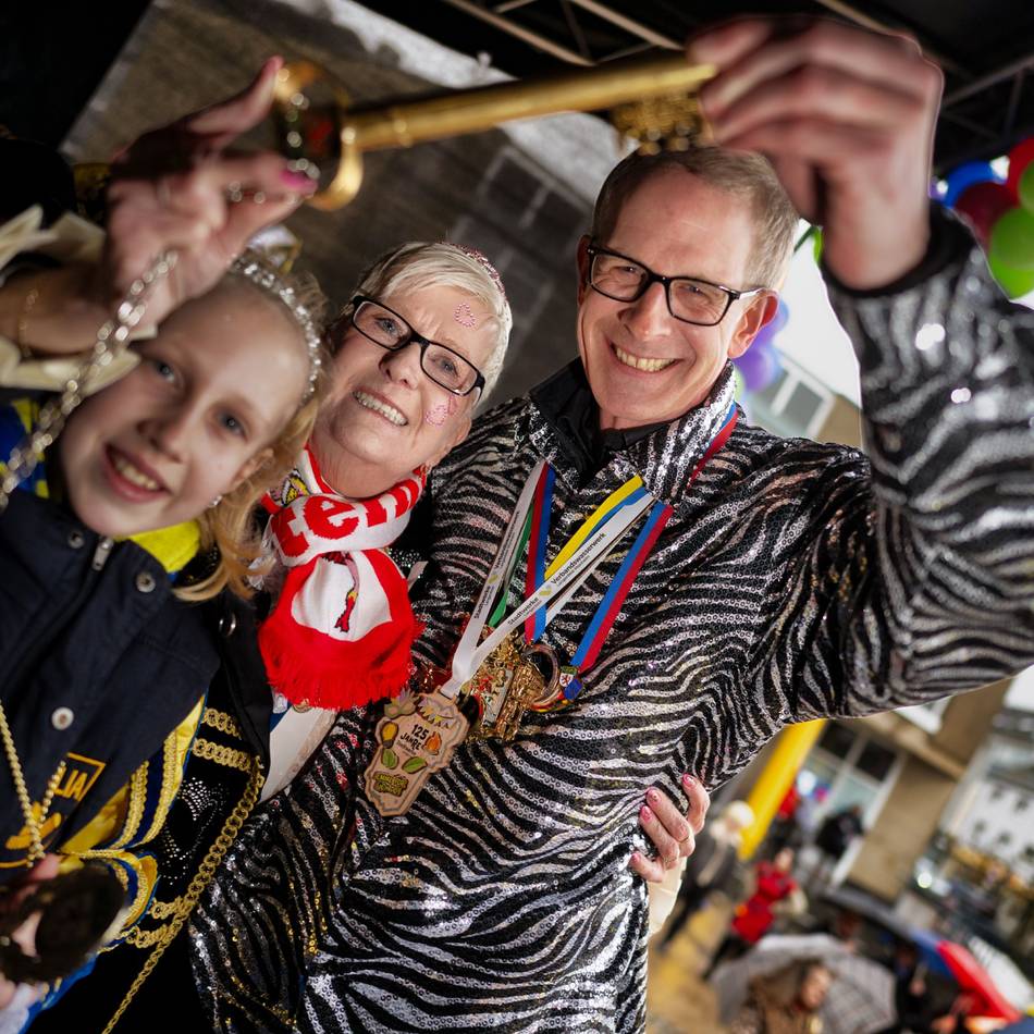 Karneval in Langenfeld: Regina I. und Hanna I. erobern den Rathausschlüssel vom Bürgermeister