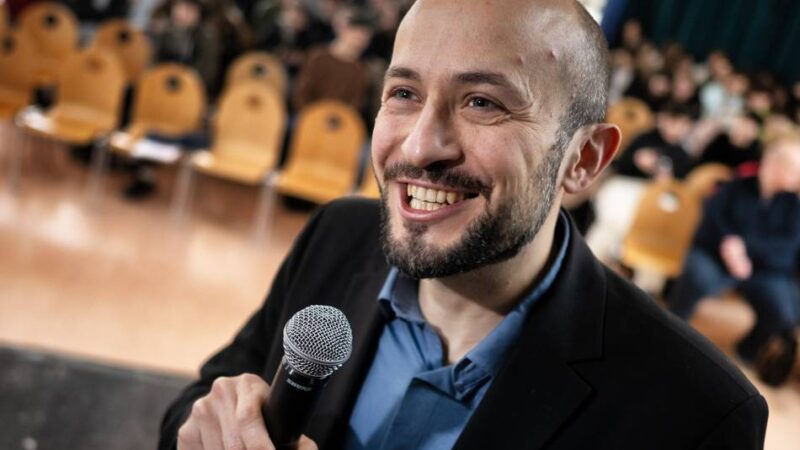 „Bettine trifft…“ Prof. Gökce in Langenfeld: „Wenn man es an die Spitze geschafft hat, spielt die Herkunft keine Rolle mehr“