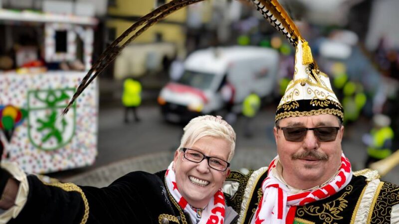 Polizei zufrieden: Karnevalszug in Langenfeld trotz Kälte gut besucht