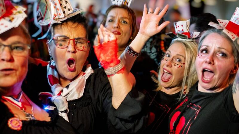 Karneval in Langenfeld: Stimmungsvolle Mädchensitzung im Carl-Becker-Saal
