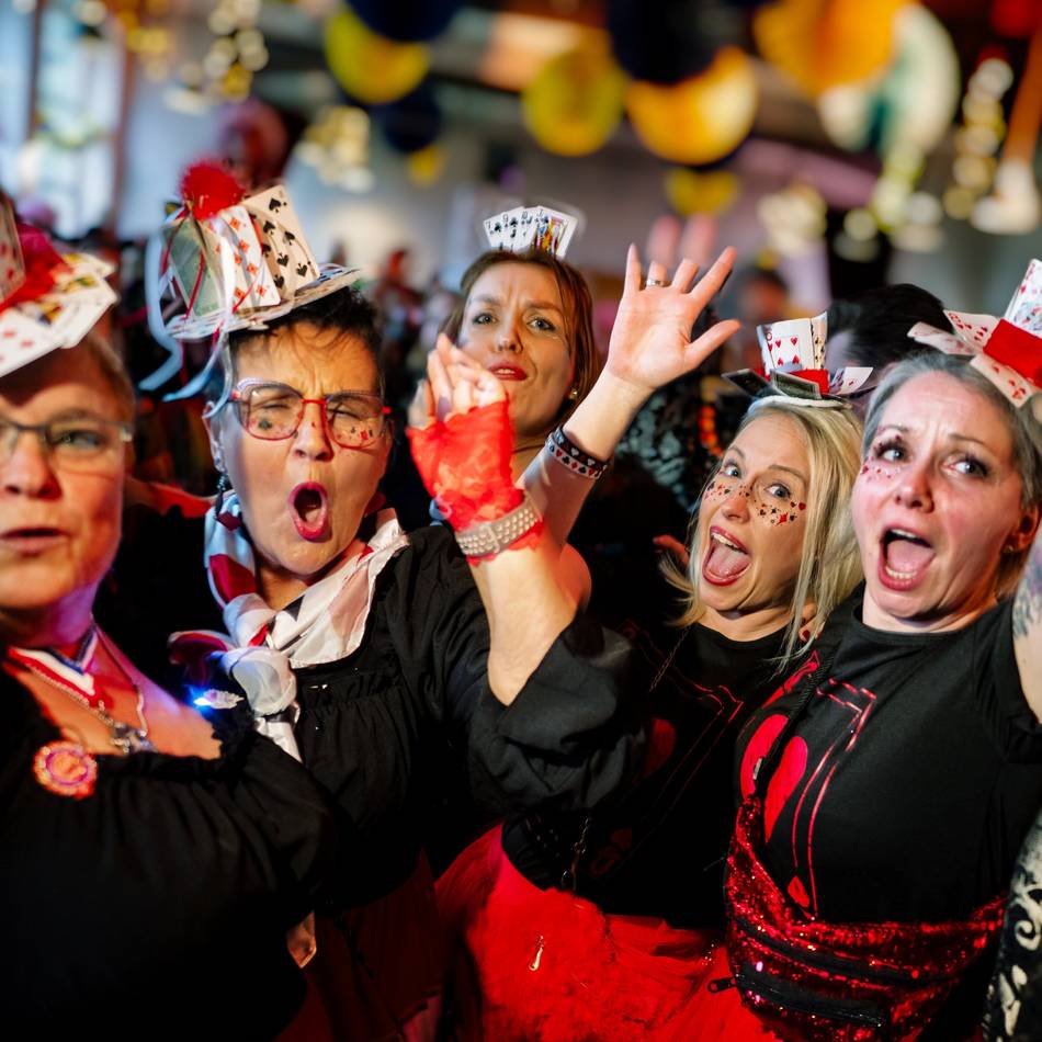 Karneval in Langenfeld: Stimmungsvolle Mädchensitzung im Carl-Becker-Saal