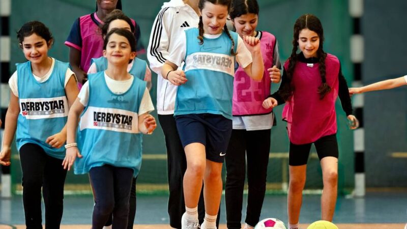Sport in Langenfeld: Erzieherin gründet Mädchen-Fußballschule „Power Girls“