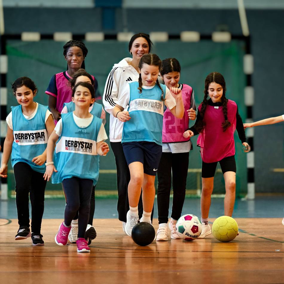 Sport in Langenfeld: Erzieherin gründet Mädchen-Fußballschule „Power Girls“