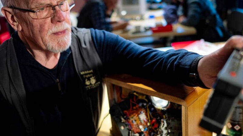 Bibliothek Langenfeld: Im Reparaturcafé werden alte Schätzchen wieder flott gemacht