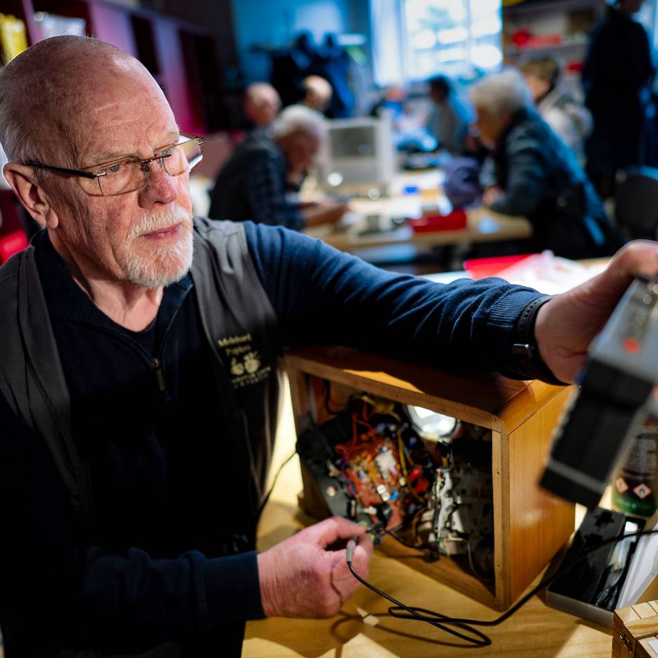 Bibliothek Langenfeld: Im Reparaturcafé werden alte Schätzchen wieder flott gemacht