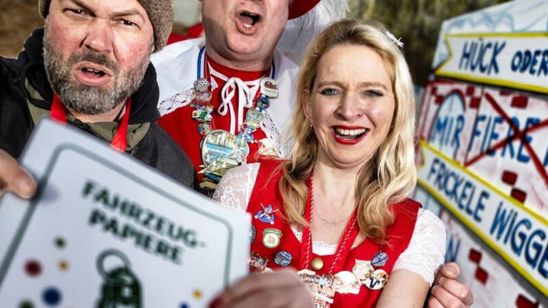 In Monheim: Stadt übergibt Gänselieselwagen an das Traditionspaar und den Schelm