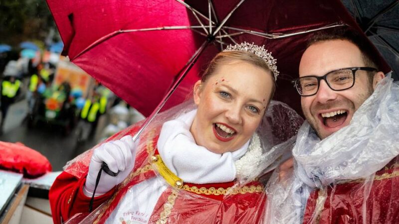 Rosenmontag in Monheim: Monheimer Rosenmontagszug zieht trotz Regens durch die Stadt