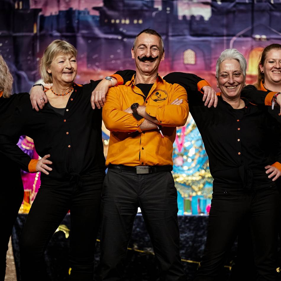 Karneval in Monheim: Beste Stimmung bei der 49. kfd-Damensitzung in der Aula am Berliner Ring