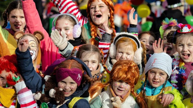 Kinderzug durch Monheim: Kinder übernehmen die Altstadt beim Kinderzug