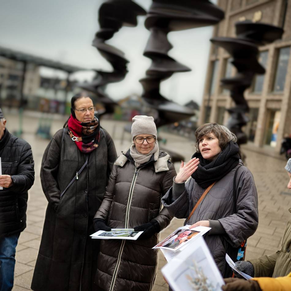 Führung in Monheim: Senioren nehmen Kunst von Tony Cragg in den Blick