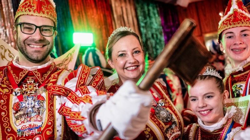 Altweiber in der Gänselieselstadt: Die Jecken stürmen Monheims Rathaus