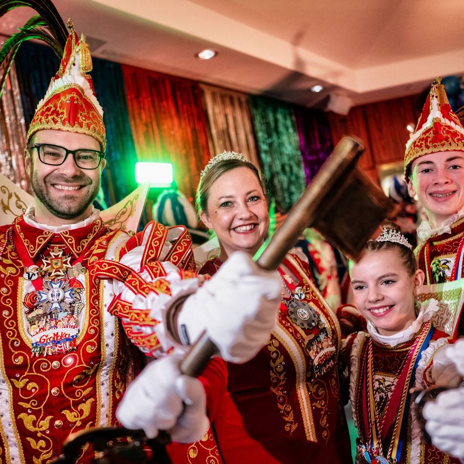 Altweiber in der Gänselieselstadt: Die Jecken stürmen Monheims Rathaus