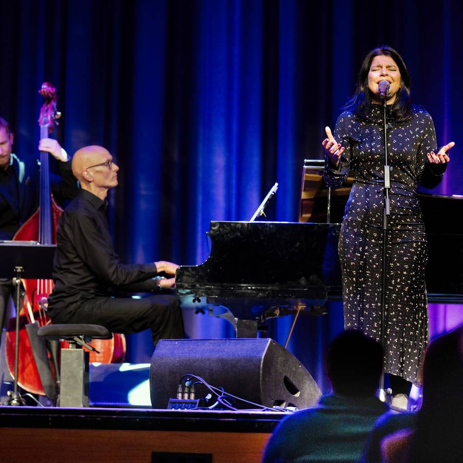 Aula am Berliner Ring in Monheim: Von Reinhard Mey bis zum persischen Liebeslied
