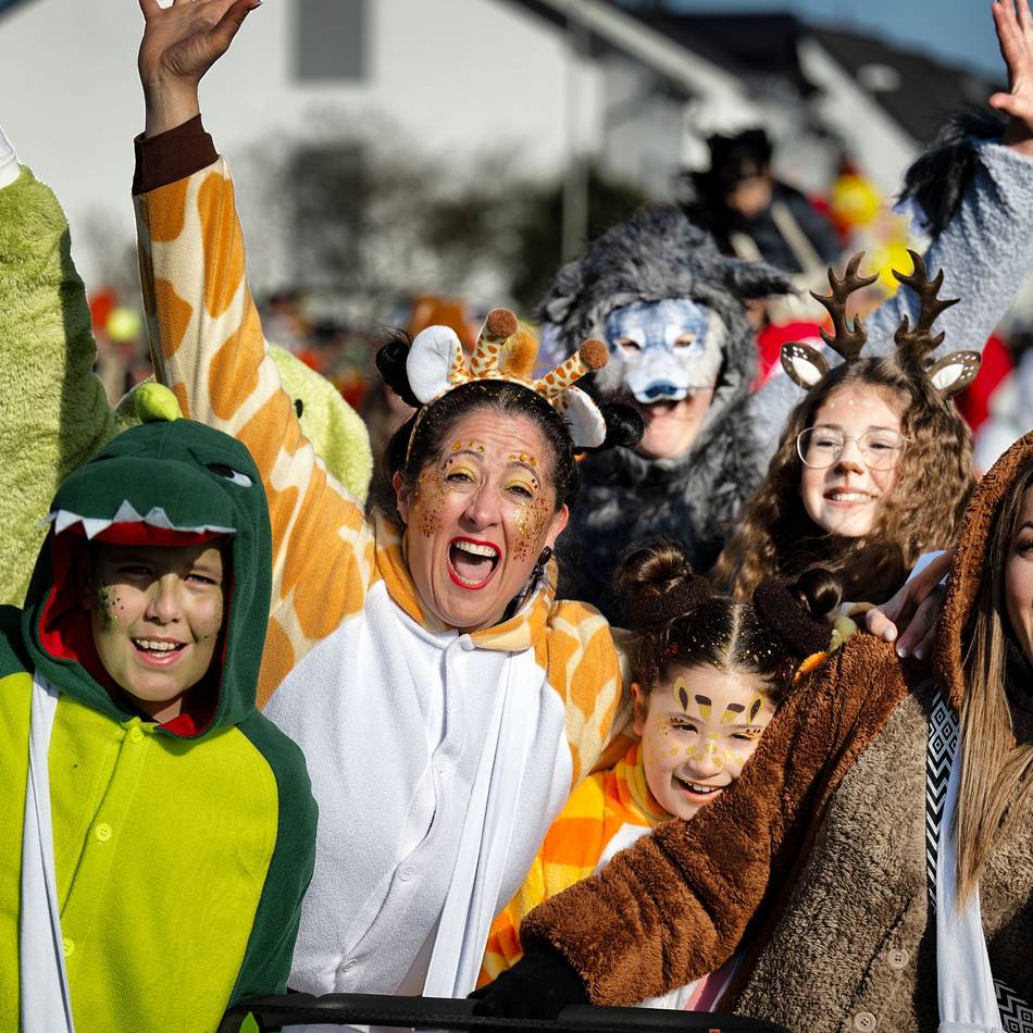 Karneval in Monheim: Veedelszoch zieht am Karnevalssonntag durch Baumberg