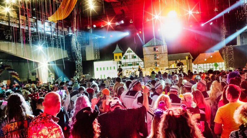 Karneval in Monheim: Gelungene Party-Feuertaufe in der Kulturraffinerie K714